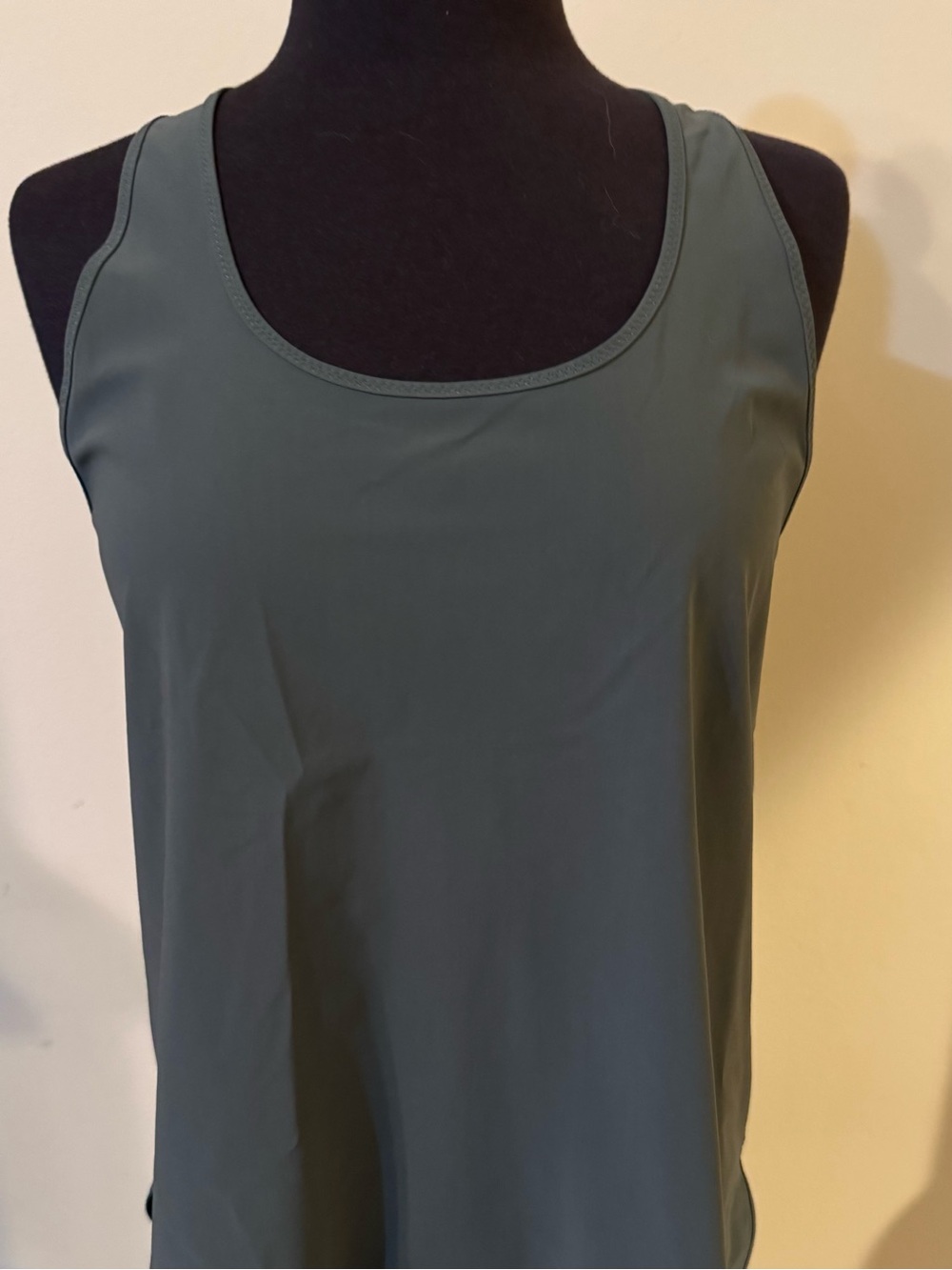 Sleeveless Scoop Neck Tank Top - Olive color Lululemon women’s size 4